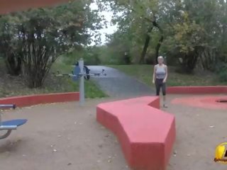 Jump og løping naken i offentlig parkere av katerina-hartlova