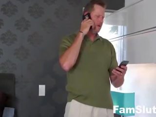 E lezetshme adoleshent fucks step-dad në shkoj telefon prapa | famslut.com