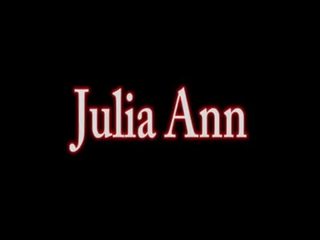 Berpayu dara besar milf julia ann membuka kaki budak lelaki jilat beliau kaki!