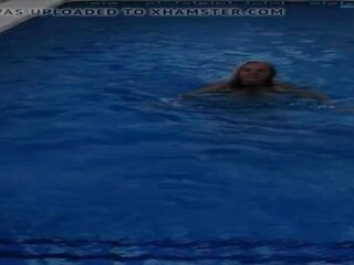 Fascynujący grubaska mamuśka w the pływanie basen