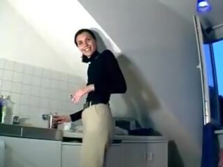 A stunning-looking nemes daughter making her künti öl with a plastikden sik