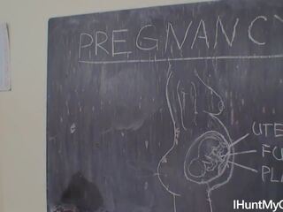 若い 妊娠した 学生 wanks 彼女の プッシー で ザ· 教室