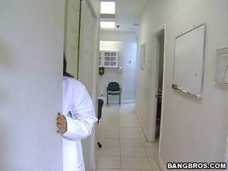 Buah dada besar dokter memenuhi dia sendiri ingin (bang bros » milf soup)