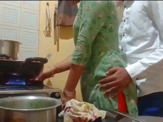 Hinduskie piękne żona dostał pieprzony podczas cooking w kuchnia