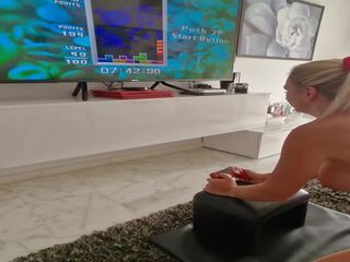 Milf tries para jogar tetris enquanto sentado em sybian adulto filme máquina mas ele ends com corpo sacudindo orgasmo