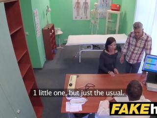 زائف مستشفى تشيكي طبي رجل cums في خلال رائع إلى trot غش الزوجة ضيق كس